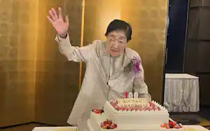 100歳を迎え、誕生日ケーキを前にする石井ふく子さん(9月1日、東京都内) 100歳を迎え、誕生日ケーキを前にする石井ふく子さん(9月1日、東京都内)