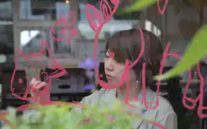 双葉駅の待合室に絵を描く北村さん(8月22日) 双葉駅の待合室に絵を描く北村さん(8月22日)