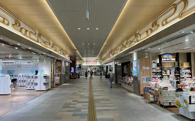 マルイの新業態店は「シャミネ松江」のカプセルトイコーナーの場所㊧に出店する