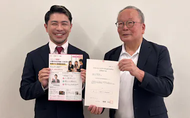 「弱みや個性とされるものもAIやSNSのスキルを身につけることで新時代を生き抜く武器になる」と話す杉山雅氏㊧と「個性を生かす学校にしたい」と語るGKA理事長の清水聖義氏(2日、群馬県太田市)