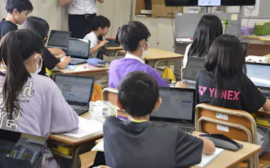 デジタル教科書を使って授業に臨む小学生=7日、愛知県春日井市(名前を画像加工しています)