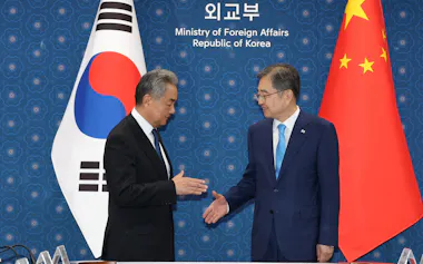 中国の王毅外相㊧は韓国を訪問し日本との歴史問題などをめぐり共闘を呼びかけた(8月19日の中韓外相会談、ソウル)=ロイター