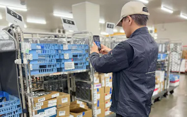 AUDERのシステムを使い、スマートフォンで検品などを簡単に行うことができる