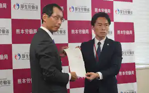 熊本地方最低賃金審議会の本田会長㊨は熊本労働局の金谷局長に答申した(1日、熊本市) 熊本地方最低賃金審議会の本田会長㊨は熊本労働局の金谷局長に答申した(1日、熊本市)