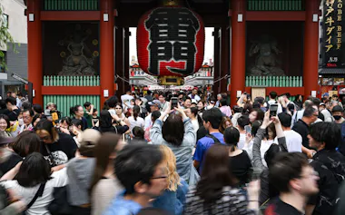 観光客で混み合う浅草寺(東京都台東区)