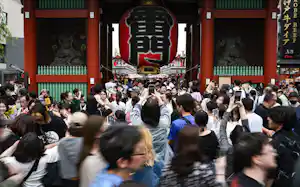 観光客で混み合う浅草寺(東京都台東区) 観光客で混み合う浅草寺(東京都台東区)