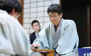 第74期将棋王座戦第1局で伊藤匠王座㊧を破り、感想戦で対局を振り返る広瀬章人九段(2日、神奈川県秦野市) 第74期将棋王座戦第1局で伊藤匠王座㊧を破り、感想戦で対局を振り返る広瀬章人九段(2日、神奈川県秦野市)