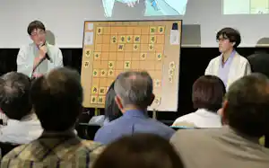 終局後、大盤解説会場であいさつする伊藤匠王座㊨と広瀬章人九段(2日、神奈川県秦野市) 終局後、大盤解説会場であいさつする伊藤匠王座㊨と広瀬章人九段(2日、神奈川県秦野市)