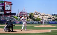 ダイヤモンドバックス戦の8回、31号ソロを放つエンゼルス・大谷=共同