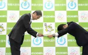 原発の運転に伴う高レベル放射性廃棄物の最終処分地選定を巡り、経産省の担当者(右)から文献調査実施の申し入れ文書を受け取る茨城県常陸大宮市の鈴木定幸市長=共同 原発の運転に伴う高レベル放射性廃棄物の最終処分地選定を巡り、経産省の担当者(右)から文献調査実施の申し入れ文書を受け取る茨城県常陸大宮市の鈴木定幸市長=共同