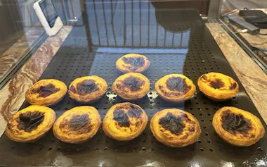 焦げ目が特徴のポルトガル式のエッグタルト(3日、香港のサンタ・ナタ)