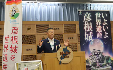 彦根城が世界遺産の国内推薦候補に決まったことを受け記者会見する三日月大造滋賀県知事(3日、県庁)