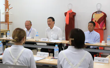 村井知事(中央)は白石ポリテックス工業で従業員と子育て支援について意見を交わした(3日、宮城県蔵王町)