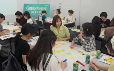 議論する武蔵野美術大学の学生たち(3日、東京都小平市)