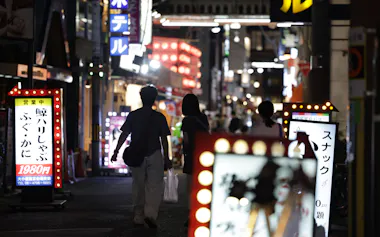 夜の繁華街を歩く人たち(大阪市中央区)