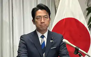 記者会見する小泉進次郎防衛相(4日、国会内) 記者会見する小泉進次郎防衛相(4日、国会内)