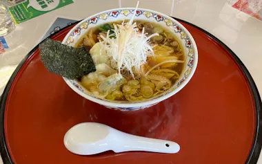 地鶏やネギ、塩など秋田の食材を使った「極神鶏らぁめん」(4日、秋田県能代市)