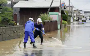活発な前線による豪雨で冠水した青森市内の道路=9月3日、共同 活発な前線による豪雨で冠水した青森市内の道路=9月3日、共同