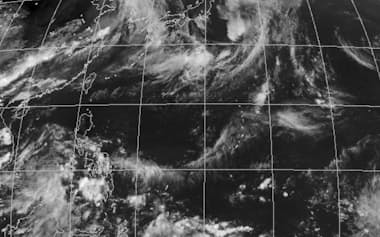 7月4日午後6時の気象衛星画像。西日本を通る梅雨前線の南に高気圧の晴天域があり、周縁部の南シナ海やフィリピン付近は雲が多い