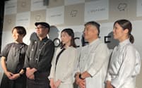 シェアダインの井出有希共同代表(中央)とスポットシェフに登録するシェフら