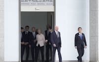 原爆資料館を見学した岸田首相（右）とG7各国の首脳ら（広島市中区）