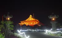 鬼押出し園の夜間営業でライトアップされた浅間山観音堂（群馬県嬬恋村）