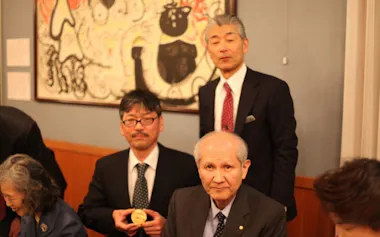 ノーベル化学賞受賞者の下村脩氏(手前)と。後方は村上龍男前館長