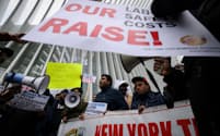 賃上げなどを求めてウーバーに抗議するギグワーカーら（1月、米ニューヨーク市）＝ロイター