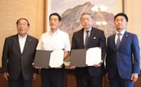 協定書を手に記念撮影する中村知事(左から2人目)ら(10日、愛媛県庁)