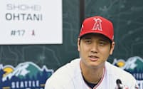 米大リーグのオールスター戦前日、報道陣の取材に応じるエンゼルス・大谷翔平(10日、シアトル)=共同