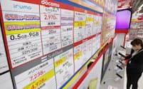 店頭に出された携帯電話各社の料金プラン表(都内の家電量販店)