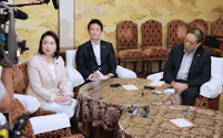 会談を終え、報道陣の質問に答える公明党の竹谷代表(左)。中央は中道改革連合の小川代表、右は立憲民主党の水岡代表(8月31日、国会内)