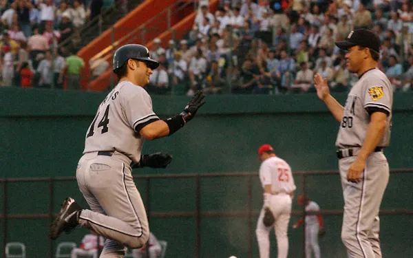 本塁打のアリアス選手を迎える(三塁コーチを務めた2003年)
