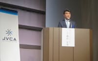 講演する日本ベンチャーキャピタル協会の郷治友孝会長(14日、東京都港区)
