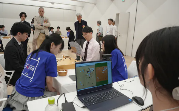 「ネオヒューマン(NH)ペア碁大会」の決勝。AIペアの手はタブレットを見た担当者が代わりに打つ