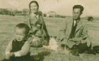 両親と上海の自宅近くの公園で（1942年秋）