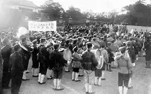 皇居前で行われた紀元二千六百年奉祝大行進。祝賀行事は全国で開かれた(1940年)=共同 皇居前で行われた紀元二千六百年奉祝大行進。祝賀行事は全国で開かれた(1940年)=共同