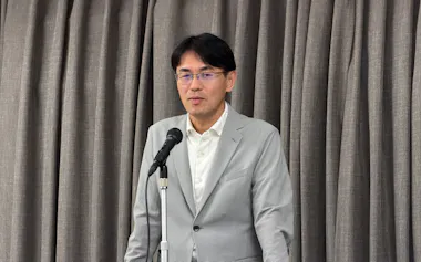 記者会見する奈良県知事の山下氏(16日、奈良市)