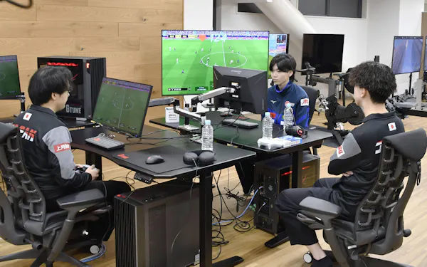 新たに設けたeスポーツの強化、研究拠点で練習する日本代表選手ら(7月、東京都北区)=共同
