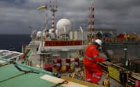 ブラジル国営石油ペトロブラスの同国沖合の石油生産設備=ロイター