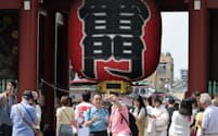 外国人観光客でにぎわう東京・浅草の雷門前