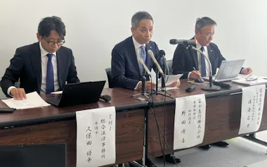 富士急行の野田専務(中央)は県の一連の対応を批判した(16日、甲府市)