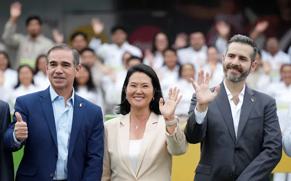 ペルー・リマ郊外で、メキシコ企業の幹部らと写真撮影に臨むケイコ・フジモリ大統領(中央)=4日(ロイター=共同)