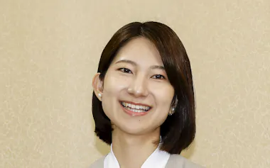 福岡市長選に立候補を表明した佐々木彩乃氏(18日、福岡市)=共同