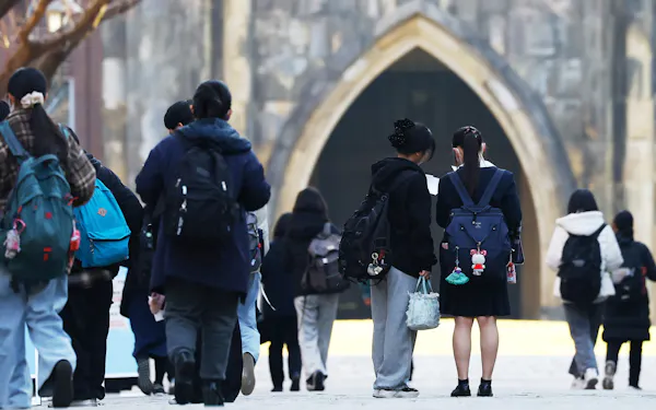 大学入学共通テストの会場に向かう受験生(17日、東京都文京区の東京大学)