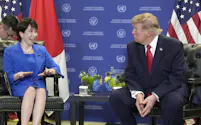 会談する高市首相(左)とトランプ米大統領(22日、米ニューヨークの国連本部)=共同