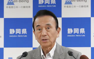 記者会見する静岡県の鈴木康友知事(24日午後、静岡県庁)=共同