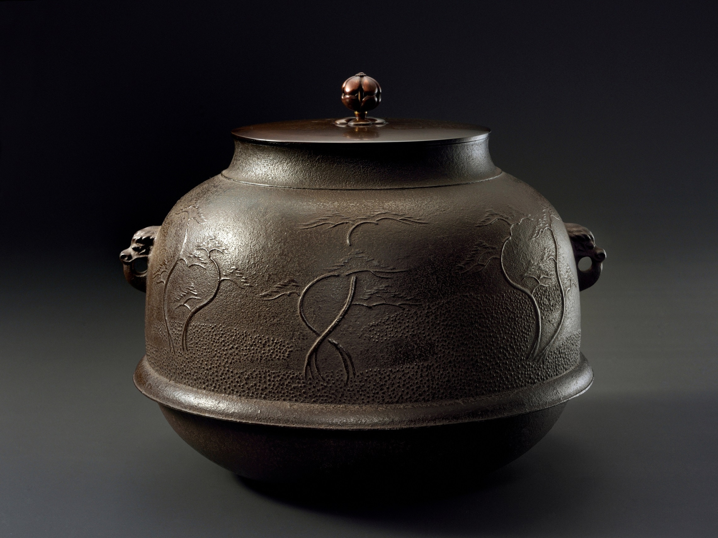 「浜松図真形釜」。東京国立博物館が所蔵する重要文化財指定品を元に、当初の姿に復元した