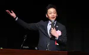 企業向けの講演会で講演する森雅人さん(東京都江東区) 企業向けの講演会で講演する森雅人さん(東京都江東区)