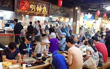 ひろめ市場は平日でも人気の観光スポットだ(9月30日、高知市)